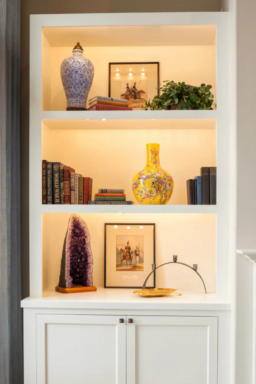 living-room-shelf-with-accessories-crystals-vase