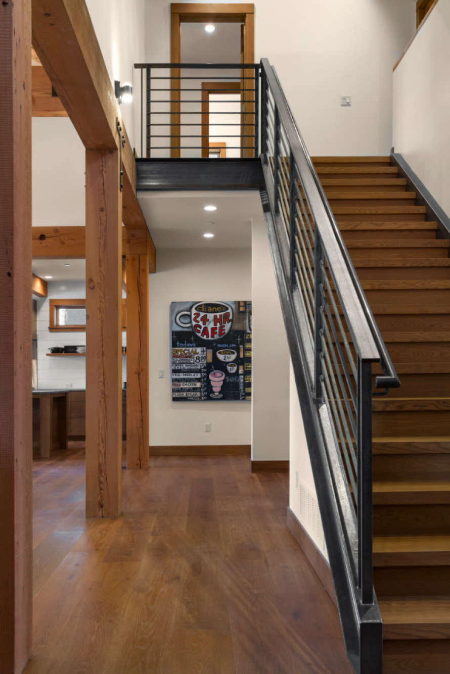 staircase-wood-cloor-metal-hand-rail-cle-elum-wa