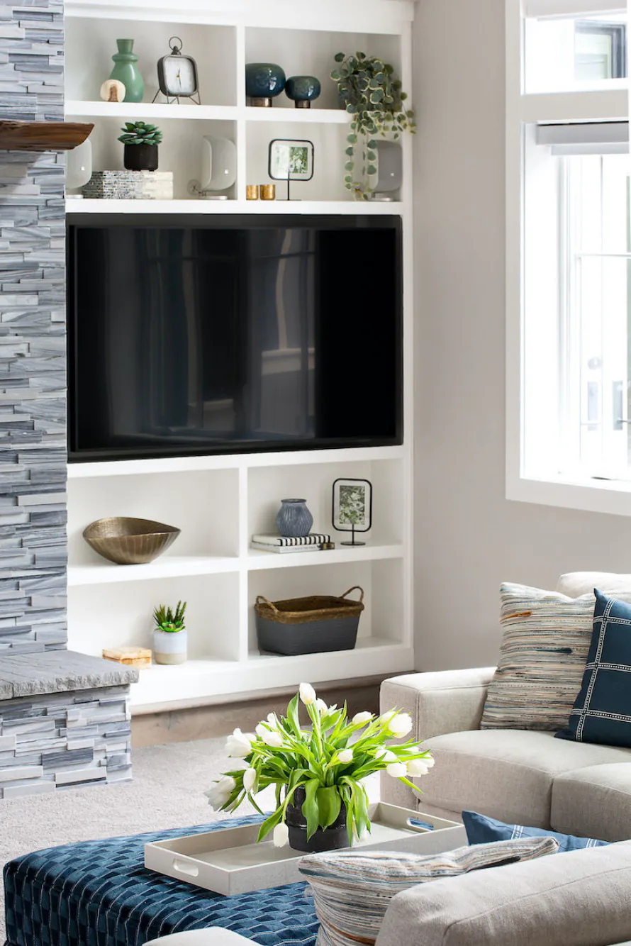 tv-in-built-in-shelving-living-room-interior-design