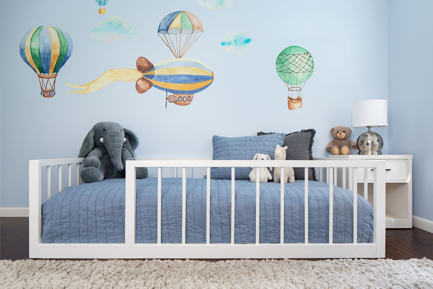 boys-bedroom-interior-design-custom-mural-hot-air-balloons