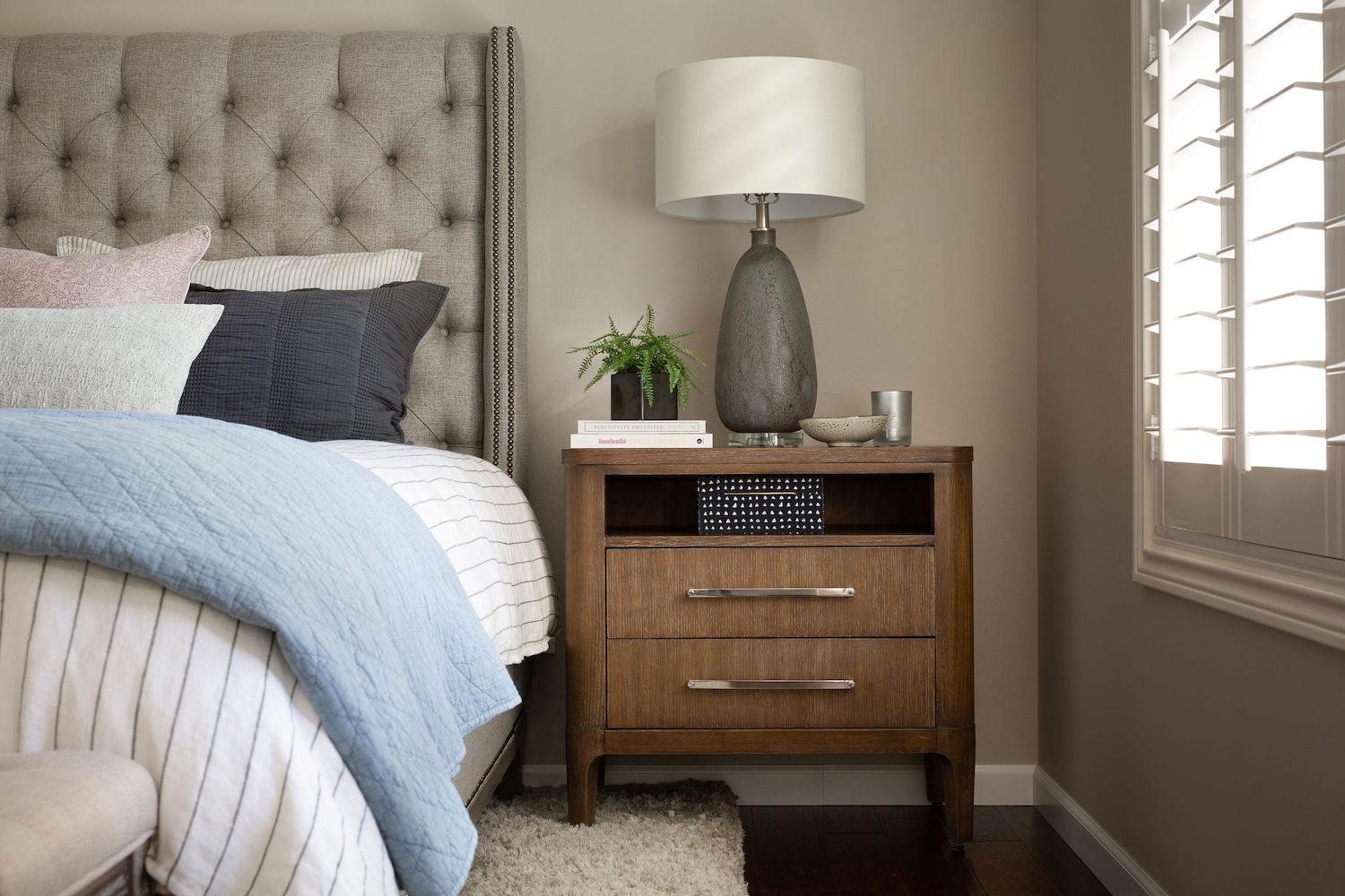 nightstand-lamp-accessories-bedroom-interior-design