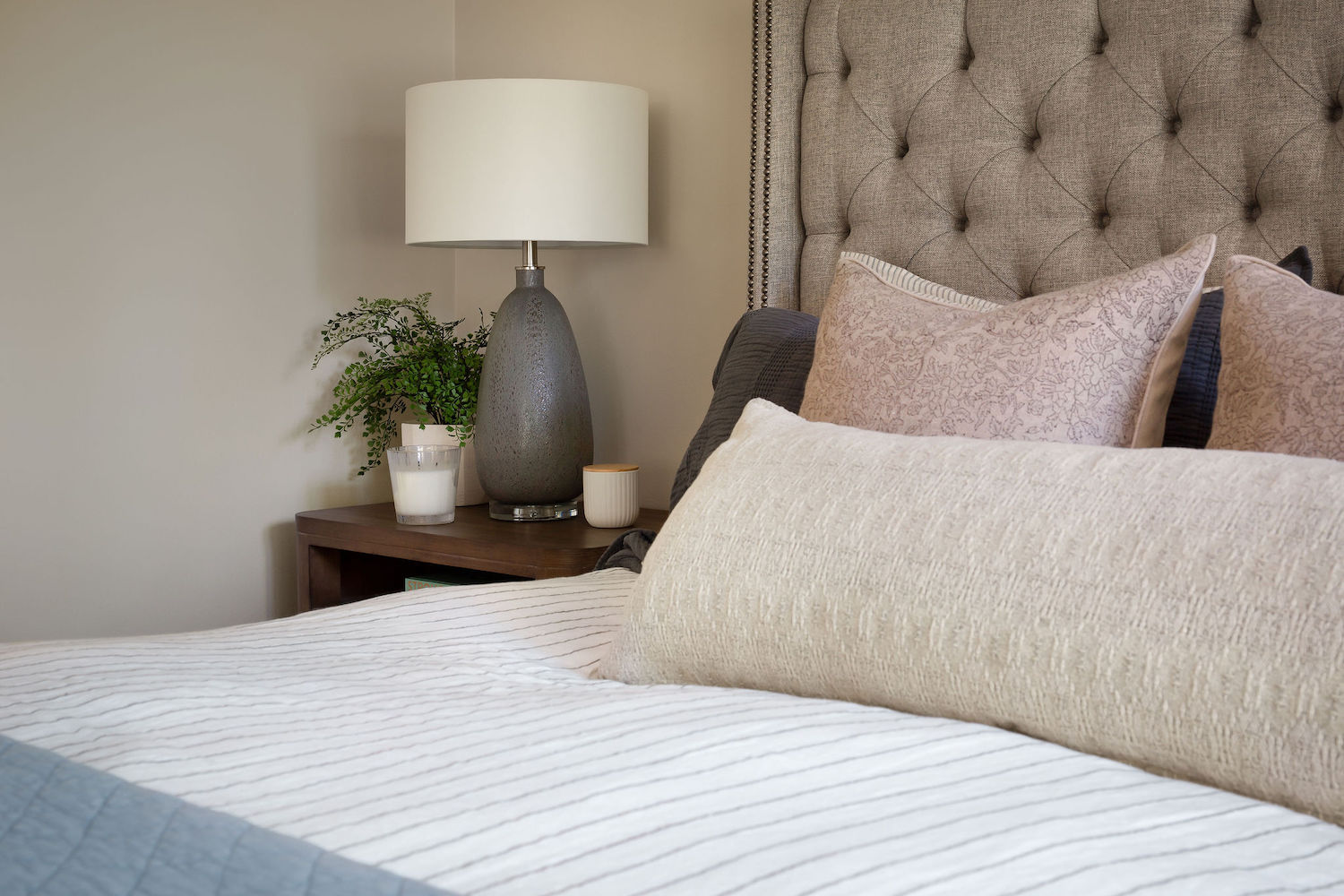 primary-bedroom-interior-design-accent-pillows