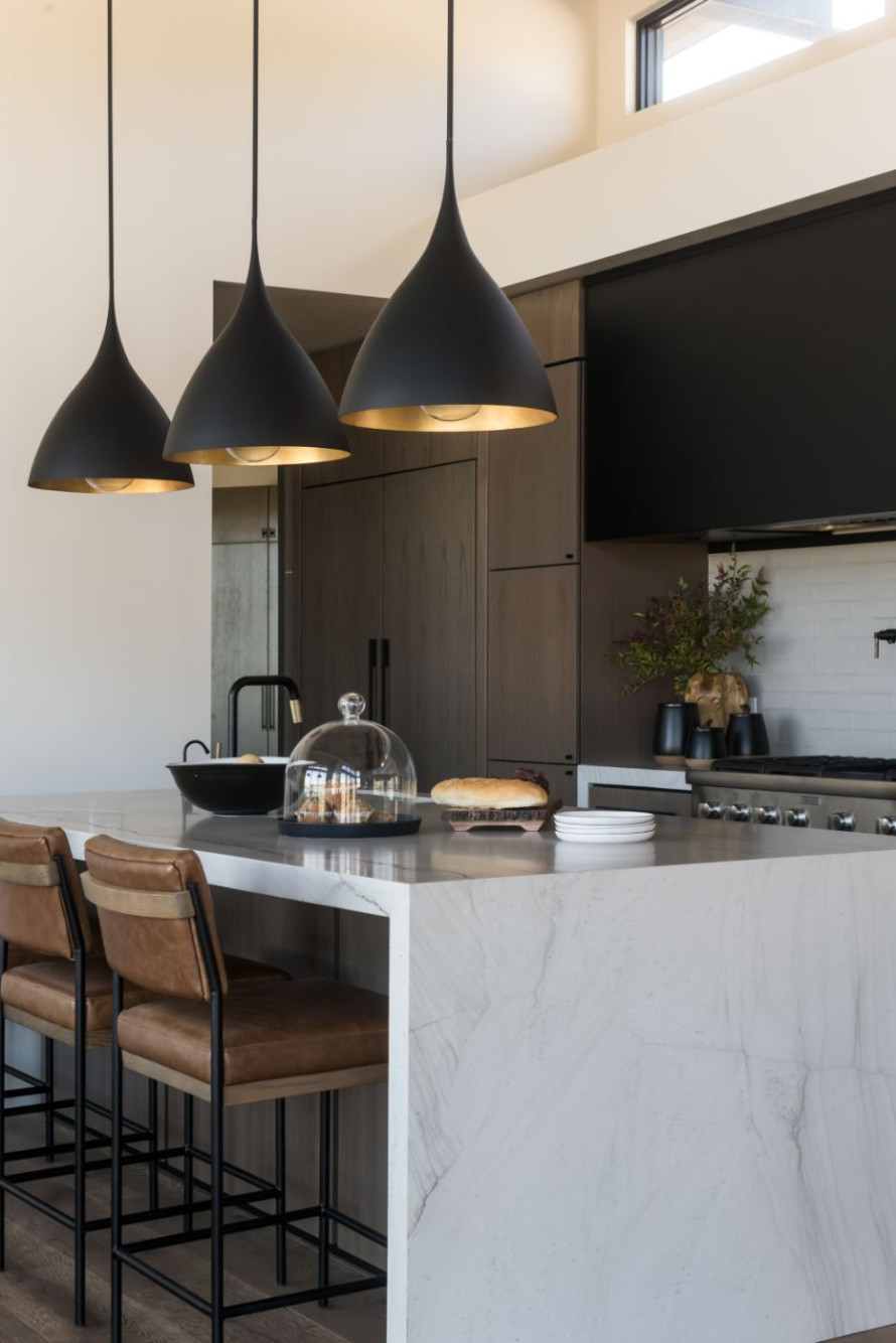 11-kitchen-table-black-lamps-2