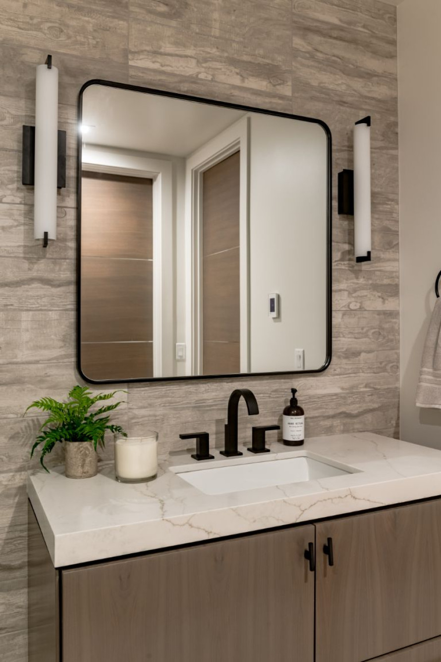 40-big-mirror-bathroom