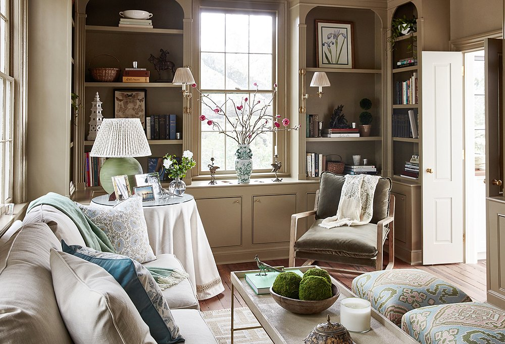 english cottage inspired living room, traditional furnishings, built in bookshelves with accessories