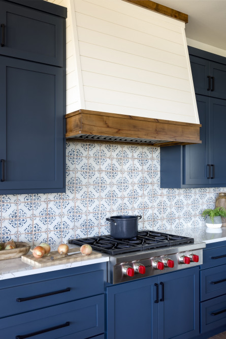 white-shiplap-hood-tile-backsplash